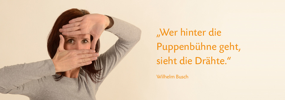 Wer hinter die Puppenbühne geht, sieht die Drähte.